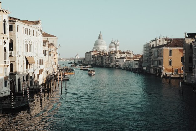 Cuerpo de agua entre edificios