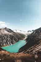 Foto gratuita cuerpo de agua entre montaña