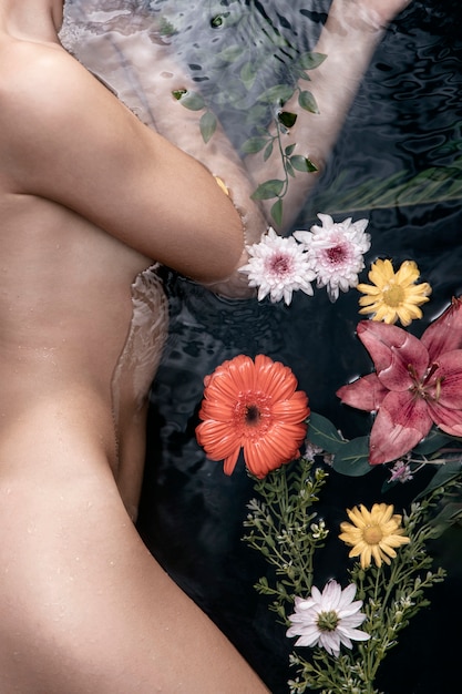Foto gratuita cuerpo de mujer joven en tratamiento de spa