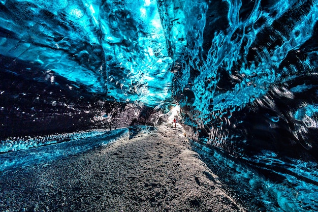 Cueva de hielo dentro del glaciar en Islandia.