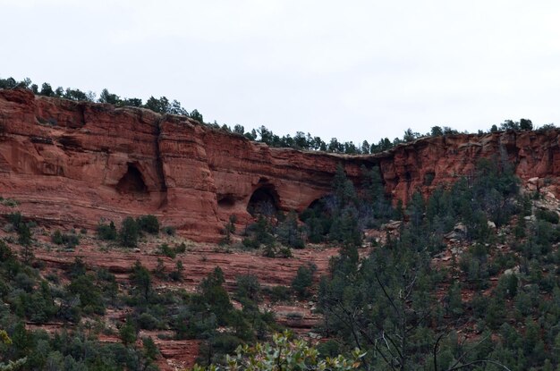 Cuevas y cavernas en los acantilados de Red Rock