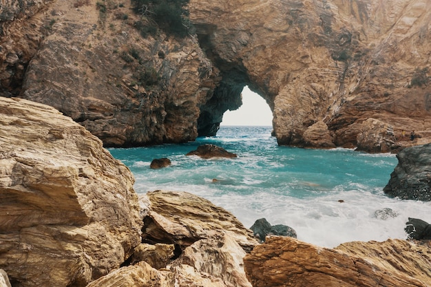 Cuevas y mar en el área de Alanya, Turquía