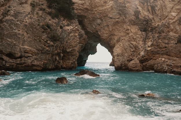 Cuevas y mar en el área de Alanya, Turquía