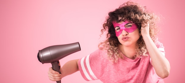 Foto gratuita cuidado del cabello, linda mujer con secador de pelo en la mano