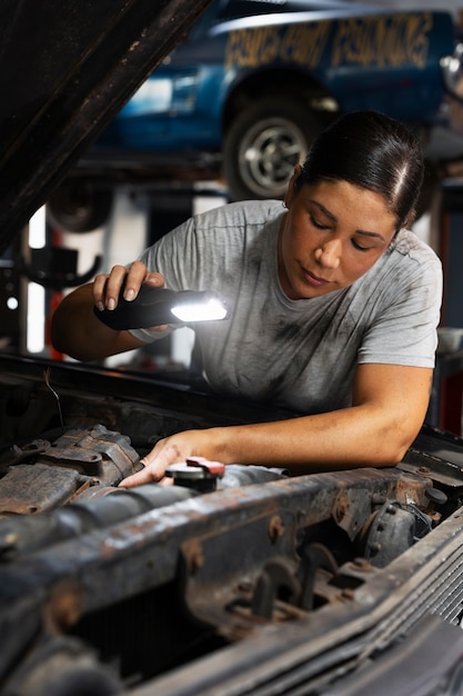 Foto gratuita cuidado del coche en el taller