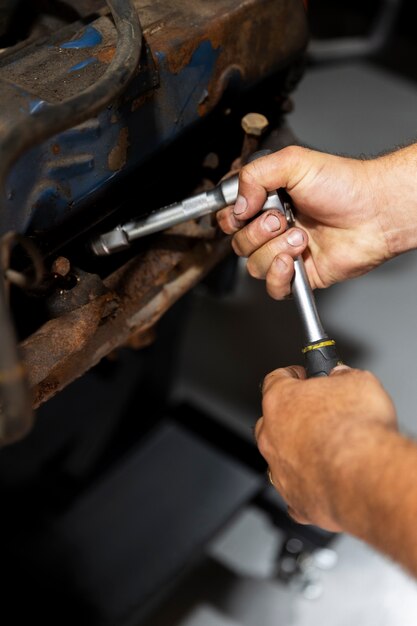 Foto gratuita cuidado del coche en el taller