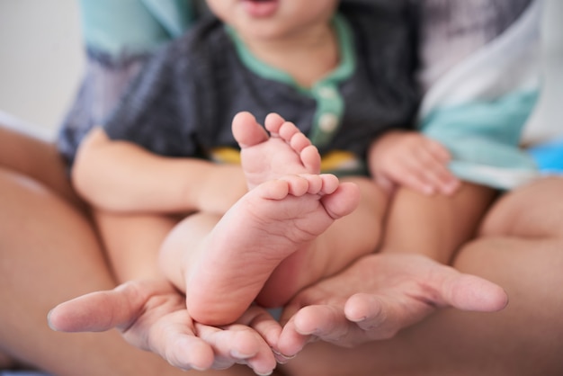 Foto gratuita cuidado materno de su hijo