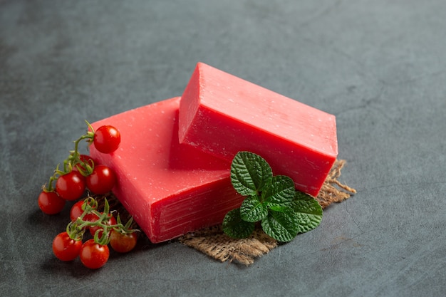 Cuidado de la piel del cuerpo del jabón de tomate