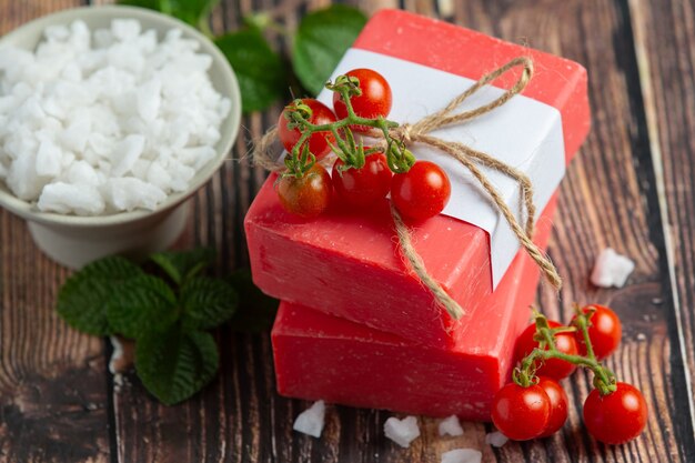Cuidado de la piel del cuerpo del jabón de tomate