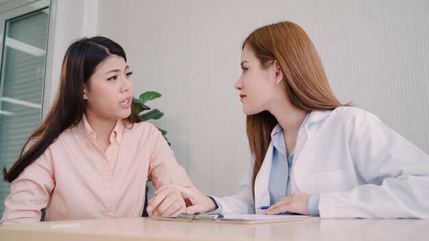 Cuide hablar con el paciente adolescente infeliz en sitio del examen.