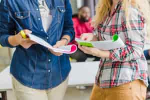 Foto gratuita cultivar mujeres con blocs de notas