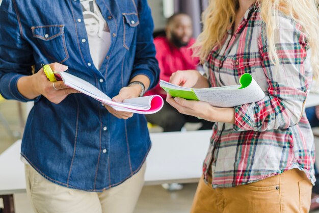 Cultivar mujeres con blocs de notas