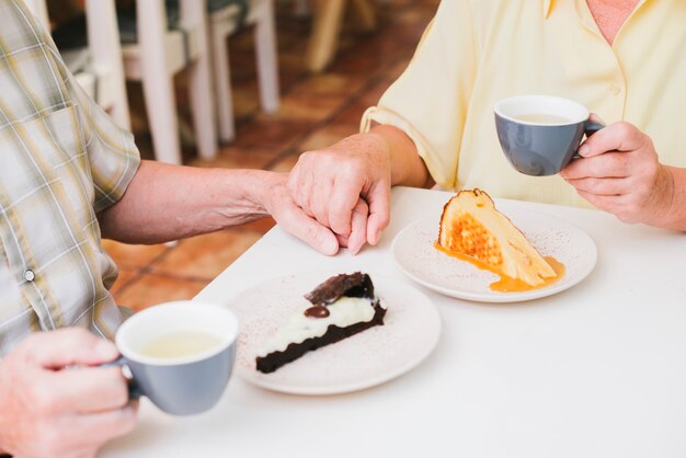 Cultivar pareja de ancianos cogidos de la mano