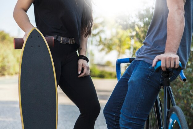 Cultivar personas con bicicleta y longboard