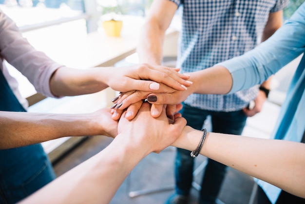 Cultivar personas tomados de la mano juntos