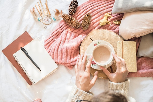 Cultive las manos con bebidas en la cama