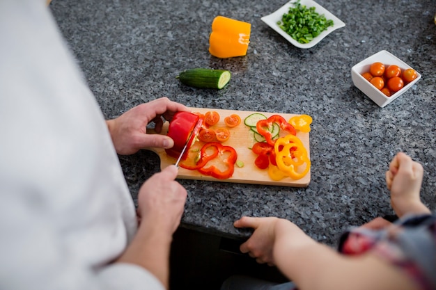 Foto gratuita cultive padre e hija cortando verduras