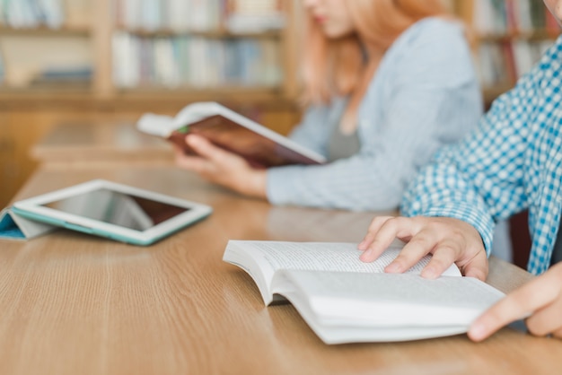 Cultivo de adolescentes leyendo en la biblioteca