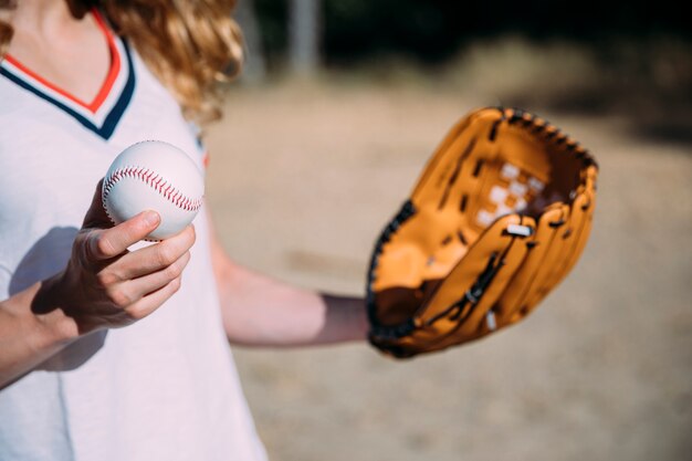 Cultivo hembra guardando beisbol y guante