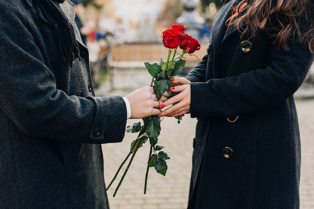 Cultivo hombre dando flores a la novia