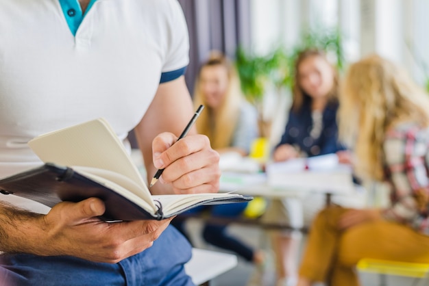 Cultivo hombre escribiendo en el cuaderno