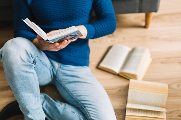 Foto gratuita cultivo hombre leyendo en el piso