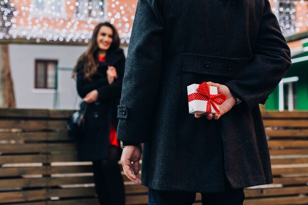 Cultivo hombre preparando caja de regalo para mujer