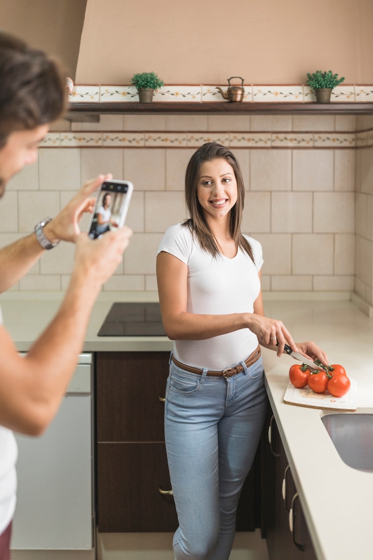 Foto gratuito cultivo hombre toma foto de cocina mujer en cocina