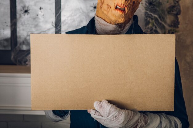 Cultivo hombre en traje de Halloween con la tableta