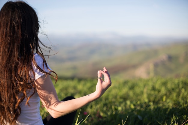 Cultivo, meditando, mujer, campo