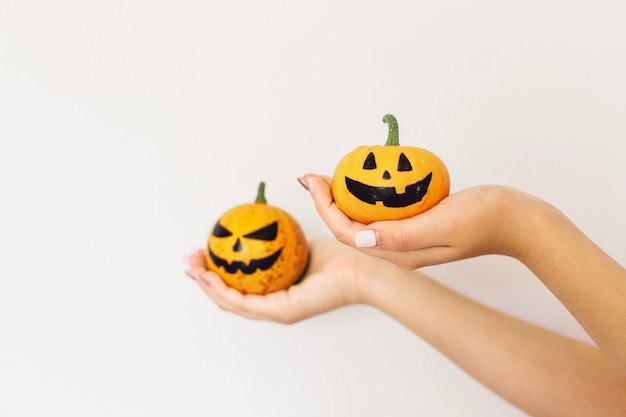 Cultivo mujer sosteniendo dos calabazas