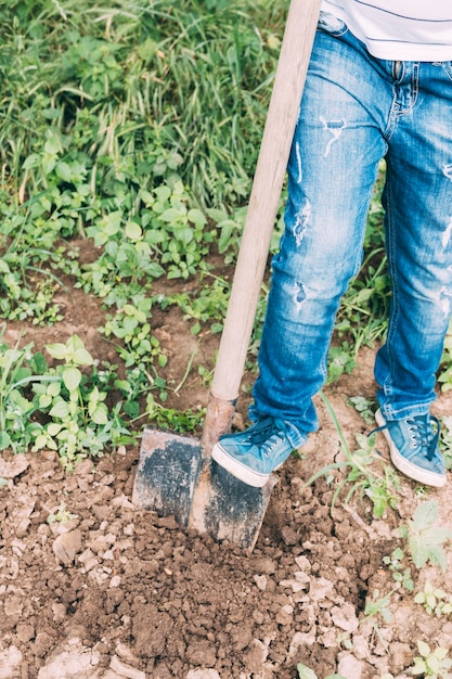Cultivo niño excavando el suelo