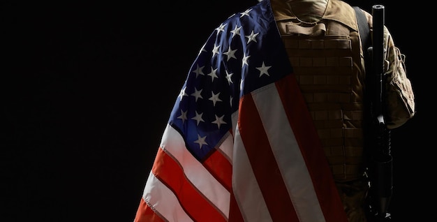 Cultivo de soldado americano con bandera y rifle
