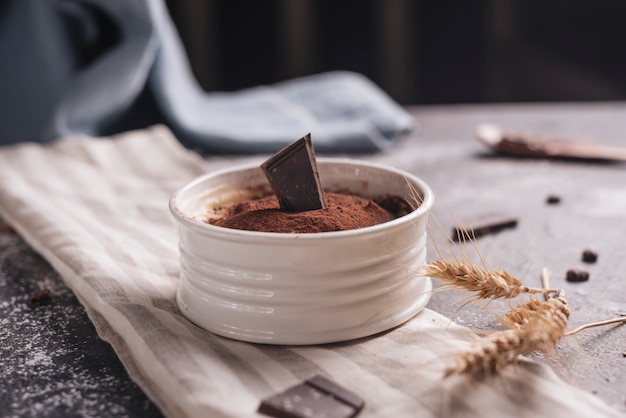 Cultivo de trigo cerca del postre de chocolate alce en un tazón blanco