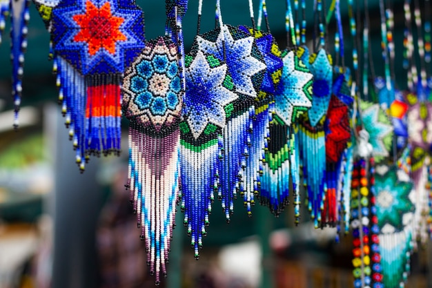 Cultura mexicana con accesorios coloridos