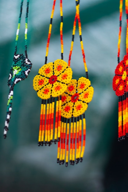 Cultura mexicana con aretes coloridos