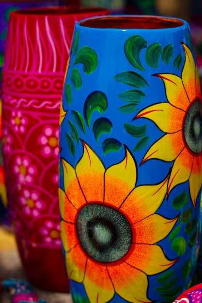 Foto gratuita cultura mexicana con girasoles pintados en taza