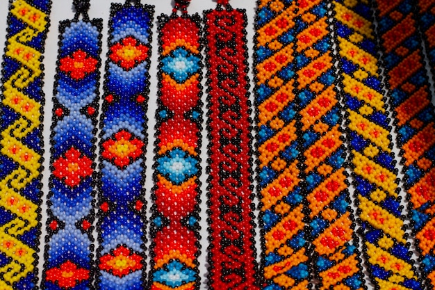 Cultura mexicana con pulseras de colores