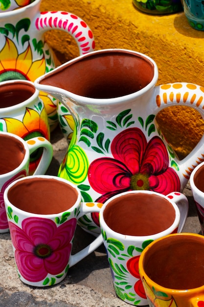 Foto gratuita cultura mexicana con tazas de alto ángulo.