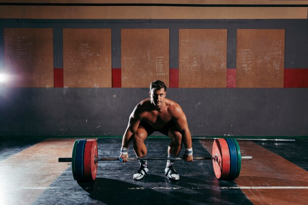 Culturismo con hombre en gimnasio