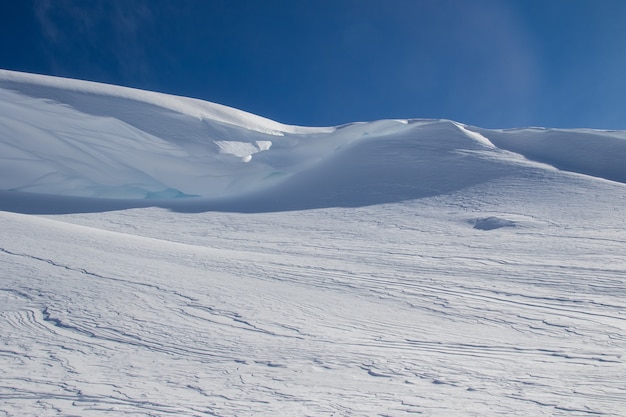Cumbre de la montaña cubierta de nieve en invierno