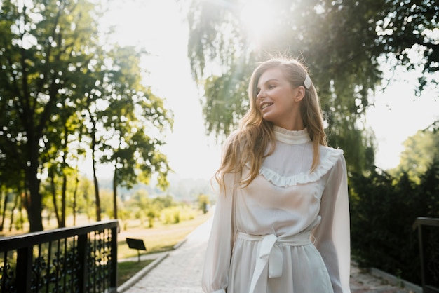 Foto gratuita cumpleañera de moda de ángulo bajo en el parque