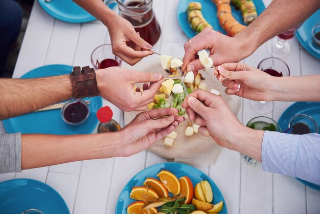 Cumpleaños de amigos en un picnic. Emociones positivas.