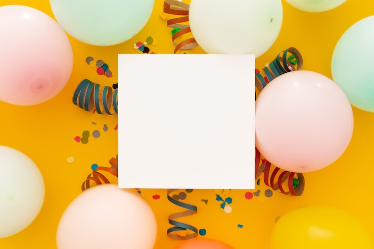 Foto gratuito cumpleaños con confeti y globos de colores en amarillo