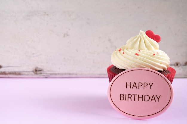 Foto gratuita cumpleaños cupcake con corazón rojo