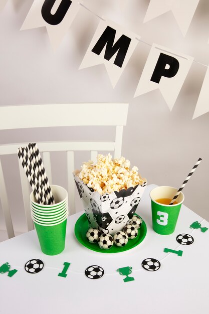 Cumpleaños de fútbol con bebida y palomitas