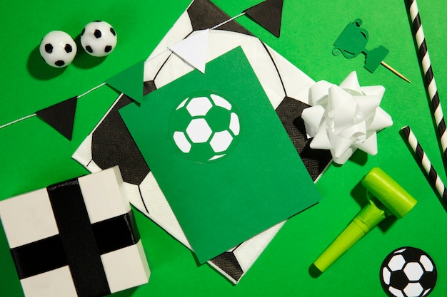 Cumpleaños de fútbol con decoraciones vista superior