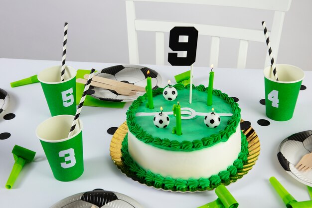 Cumpleaños de fútbol con pastel de alto ángulo