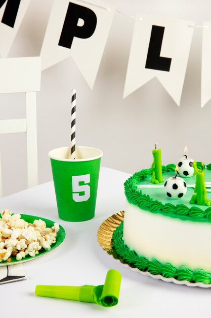 Cumpleaños de fútbol con pastel y bebida
