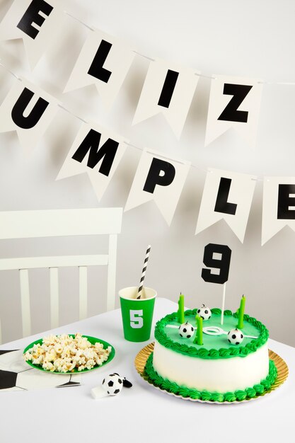 Cumpleaños de fútbol con pastel y decoraciones.